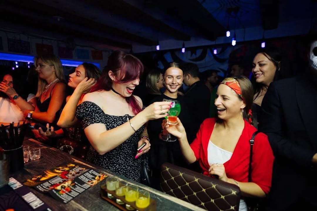 Текила и лайм на барной стойке, люди в Agave Bar Lounge