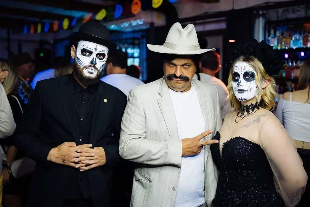 Посетители бара Agave Bar Lounge в Мексиканском стиле