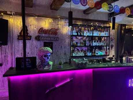 Барная стойка с коллекцией текилы в Agave Bar Lounge
