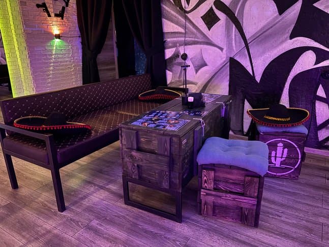 Уютные диваны и столы в мексиканском стиле